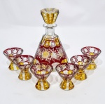 MOSER- Lindíssimo e charmoso conjunto de licoreira e seis cálices, executados finamente em antigo cristal chumbo de excelente qualidade e manufatura, peças adornadas por rica lapidação dedal e bela ornamentação floral. Perfeito estado de conservação. França, Século XX. Licoreira mede 17,5 cm de altura x 12,5 cm de diâmetro da base. Cálices medem 06 x 06 cm.