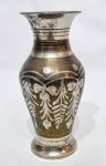 ÍNDIA - Lindo vaso executado em Solid Brass indiano de excelente fundição, adornado por rico trabalho em tonalidades vibrantes. Perfeito estado de conservação, mede 17cm de altura x 07cm de diâmetro da borda.