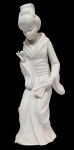 Grande e lindíssima escultura executada em faiança de ótima qualidade escultórica, representando expressiva figura feminina oriental rica em movimentos. Perfeito estado de conservação, mede 33,5 cm de altura x 10 cm de comprimento x 10 cm de largura.