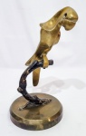 Linda escultura executada em bronze de excelente fundição e qualidade escultórica, representando expressivo papagaio sobre galho rico em movimentos. Apoiada sobre base redonda de metal dourado. Bom estado de conservação, mede 32,5 cm de altura x 17,5 cm de diâmetro da base.