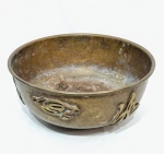 Antigo e grande bowl executado em metal de ótima fundição, adornado por rico trabalho oriental em relevo. Mede 14 cm de altura x 32 cm de diâmetro. Bom estado de conservação, possui desgastes naturais do tempo, sem amassos.