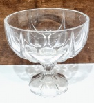 Elegante fruteira centro de mesa executada finamente em cristal chumbo de ótima qualidade e manufatura. Adornada por rica lapidação em tonalidade translúcida, design moderno e exclusivo. Bom estado de conservação, mede aproximadamente 18 cm de altura x 18 cm de diâmetro da borda.