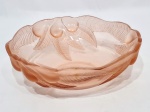 FRANÇA- Lindíssimo e raro bowl executado finamente em cristal dito Satiné de excepcional qualidade e manufatura. Adornada por riquíssimo trabalho de folhagens em relevo. Mede 8,0 cm de altura x 24,5 cm de diâmetro. Bom estado de conservação, possui dois discretos bicados na borda interna conforme fotos extras, quase imperceptíveis.