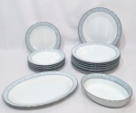 NORITAKE, JAPÃO - Belíssimo lote composto por oito pratos rasos para jantar, seis para sobremesa, uma travessa oval rasa e uma funda. Ambas executadas em porcelana de excelente qualidade e manufatura oriental, adornadas por lindo motivo floral e ricos filetes á prata. Perfeito estado de conservação, pratos jantar medem 26,5 cm de diâmetro. para sobremesa 21 cm de diâmetro cada, travessa rasa mede 25,5 x 35,5 cm e funda 6,0 x 24 x 18 cm.