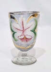 ITÁLIA - Linda taça veneziana executada finamente em cristal de ótima qualidade, adornada por belo motivo floral e ricos filetes á ouro. Mede 11,5 cm de altura x 7,0 cm de diâmetro da borda. Bom estado de conservação, com desgastes naturais no ouro.