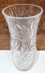 Grande e lindo vaso executado finamente em antigo cristal de ótima qualidade, adornado por belíssima lapidação floral em tonalidade translúcida, design exclusivo com rico acabamento. Mede 26,5 cm de altura x 14 cm de diâmetro da borda. Perfeito estado de conservação.