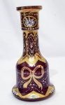 ITÁLIA - Majestoso e lindíssimo decanter veneziano executado em antigo vidro artístico de excelente qualidade, adornado por riquíssima pintura á ouro com acabamento de motivo floral e laçarote. Bom estado de conservação, mede 26,5 cm de altura x 14 cm de diâmetro da base.