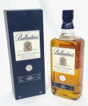 WHISKY ESCOCÊS BALLANTINES 12 ANOS, GARRAFA DE 1LITRO LACRADA E SEM EVAPORAÇÃO. ACONDICIONADO EM CAIXA ORIGINAL.