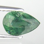 Preciosa Turmalina Paraíba verde neon extra, excelente qualidade e clareza, clássica lapidação pera brilhante pesando 0.95 cts medindo 7.89 x 5.18 x 3.92 mm. Ótimo investimento para montar uma joia de qualidade. Origem Brasil. Possui inclusões naturais.