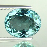 Preciosa Apatita Paraíba azul neon extra, excepcional qualidade e clareza, clássica lapidação oval brilhante pesando 2.43 cts medindo 9.18 x 7.41 x 4.81 mm. Ótimo investimento para montar uma joia de qualidade. origem Brasil.