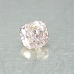 DIAMANTE PINK - Precioso e raro diamante pink de 0.06 ct medindo 2.13 x 2.01 x 1.67 mm, tratamento 100% natural de excelente qualidade e clareza I1 / I2 . Clássica lapidação almofada brilhante, origem Austrália. Ótimo investimento para montar uma joia de qualidade .