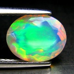 Rara Opala de fogo Arco Íris multi colorida de excelente qualidade e clareza , clássica lapidação oval brilhante pesando 1.56 cts medindo 10.39 x 8.46 x 4.53 mm. ótimo investimento para montar uma joia de qualidade . origem Etiópia .