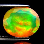 Rara Opala de fogo Arco Íris multi colorida de excelente qualidade e clareza , clássica lapidação oval brilhante pesando 2.76 cts medindo 11.44 x 9.60 x 5.43 mm . ótimo investimento para montar uma joia de qualidade . origem Etiópia .