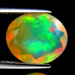 Rara Opala de fogo Arco Íris multi colorida de excelente qualidade e clareza , clássica lapidação oval brilhante pesando 2.50 cts medindo 11.81 x 9.89 x 5.37 mm . ótimo investimento para montar uma joia de qualidade . origem Etiópia .