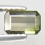 Preciosa e rara Turmalina bi color extra de excepcional qualidade e clareza, belíssima lapidação esmeralda brilhante, pesando 0.82 cts medindo 6.10 x 4.08 x 2.96 mm . Ótimo investimento para montar uma joia de qualidade . Origem Moçambique.