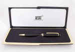 Mont Blanc - Meisterstuck Classic - Germany - Caneta esferográfica na cor preta, acondicionada em estojo original, acompanha certificado de autenticidade e caixa original (caneta precisando de ajuste no mecanismo de abrir e fechar, guardada a muito tempo precisando colocar cartucho de tinta novo) - estojo original - med. 22x9 cm - sem garantia de funcionamento