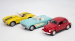 Colecionismo - Lote constando de três miniaturas de carros da marca Maisto - China sendo um Volkswagen Beetle escala 1/24 em ferro patinado, abre portas e capô - med. 6x17x6,5 cm, um Chevrolet - Corvette conversível (1957) escala 1/24 em metal patinado, abre portas e capô - med. 5x18x7,5 cm e um Ford Shelby Colra 427 (1965) - escala 1/24 em metal patinado, abre portas e capô - med. 5x17x7,5 cm