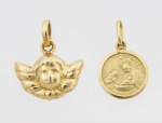 Lote constando de uma medalha e um pingente Italianos em ouro 750 ml contrastados sendo medalha cinzelada com anjos da guarda e bebê na pia batismal com a inscrição " Ricordo Del Battesimo " - med. 1,3x1,2 cm e pingente na forma de querubim - assinado - med. 1,5x1,5 cm - peso total aproximado - 3,7 gr - ESTE LOTE SOMENTE PODERÁ SER RETIRADO COM AGENDAMENTO PRÉVIO DE 48H DE ANTECEDÊNCIA, MEDIANTE CONFIRMAÇÃO DO PAGAMENTO, POIS NÃO ENCONTRAM-SE NO LOCAL DE REALIZAÇÃO DO LEILÃO