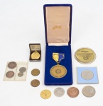 Colecionismo - Lote constando de 14 medalhas de diversos materiais e tamanhos, sendo uma do Casamento Real "The Prince of Wales and Lady Diana 1981" med. 3,5 cm, uma da Rainha Elizabeth  a Rainha Mãe, aniversário de 80 anos - 1980, med. 3,2cm e em estojo original, duas medalhas sacras med. 2,5 cm, quatro souvenires de moedas Romanas, uma medalha da fundação Rotary Internacional med. 5 cm, 1 medalha da fundação Câmara Teuto Brasileira de Comércio e Industria 1966, med. 6 cm e três outras medalhas.