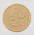 Numismática - Rara moeda Americana em ouro 22 K - Fived - datada de 1852 - med. 2,1 cm de diâmetro - peso aproximado 8,4 gr - ESTE LOTE SOMENTE PODERÁ SER RETIRADO COM AGENDAMENTO PRÉVIO DE 48H DE ANTECEDÊNCIA, MEDIANTE CONFIRMAÇÃO DO PAGAMENTO, POIS NÃO ENCONTRAM-SE NO LOCAL DE REALIZAÇÃO DO LEILÃO