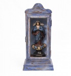 Nossa Senhora da Conceição - imagem em estuque policromada - med. 31x9,5x10 cm, acompanha oratório de viagem entalhado em madeira com pátina azul, porta em vidro - med. 53x25x17 cm