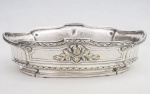 Christofle - França - Belíssimo centro de mesa oval cerca 1900 estilo Império em metal espessurado a prata, ricamente cinzelado com folhagens e arabescos, borda recortada, marca da manufatura na base med. 10x40x26 cm, peso aproximado 3.760 gr.