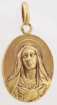 Antiga medalha em ouro 18k cinzelada com Nossa Senhora, assinada, tendo no verso monograma, med. 2,5x1,9 cm, peso aproximado 6.9 gr. - ESTE LOTE SOMENTE PODERÁ SER RETIRADO COM AGENDAMENTO PRÉVIO DE 48H DE ANTECEDÊNCIA, MEDIANTE CONFIRMAÇÃO DO PAGAMENTO, POIS NÃO ENCONTRAM-SE NO LOCAL DE REALIZAÇÃO DO LEILÃO