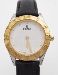 Fendi - Swiss - Elegante relógio de pulso feminino, caixa em aço, caixa com aro dourado com algarismos romanos, mostrador com logotipos da gripe e pontilhados, movimento Quartz - caixa med. 3x2,2 cm, pulseira em ouro preto original, relógio sem garantia de funcionamento - Relógio usado, mas em bom estado de conservação.