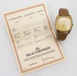 Bucherer - Swiss - Vintage - Relógio de pulso masculino com caixa em aço com banho de ouro, mostrador dourado pontilhado com calendário movimento Quartz, pulseira em couro castanho, caixa med. 4x3,5 cm (vidro com arranhões, pulseira com desgastes de uso e máquina sem garantia de funcionamento), acompanha certificado de autenticidade e manual.