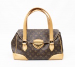 Louis Vuitton - Paris - Elefante bolsa monograma Beverly, em canvas com detalhe em couro natural e estampa com monograma clássica LV, com fechamento "flap" com fecho de abertura em metal com logotipo impresso, alças de ombro em couro, botões nas laterais para aumentar a capacidade de armazenamento, interior espaçoso com dois bolsos med. 24 cm de altura, comprimento 47 cm, profundidade 19 cm, medida de alça de ombro 27 cm (couro com manchas de guardado, interior em perfeito estado), acompanha dust bag.