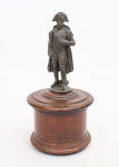 Antiga caixa para tabaco Francesa cerca de 1900, tampa encimada com escultura em bronze cinzelada e patinada representando "Napoleão Bonaparte", caixa em madeira de lei torneada med. 29x14 cm de diâmetro (tampa com uma lateral colada).