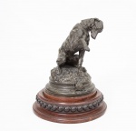 Barye Alfred (1839 - 1895) - Paris - França. Belíssima e rara escultura em bronze do séc. XIX ricamente cinzelada representando "cachorro com siri e lagosta", ass. na base, apoiado sobre base em mármore Italiano Rosso Verona e madeira nobre entalhada. Alfred Barye "Le Fils", foi um escultor francês da Belle Époque, aluno de seu pai, o artista Antoine Loius Barye. Escultura com base de mármore med. 27x19 cm de diâmetro, medida total com base de madeira med. 32,5x27 cm de diâmetro. Peça para colecionador.