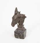 Antigo e delicado busto europeu cerca de 1920 em bronze ricamente cinzelado e patinado, representando "cabeça de burro", ass. e numerado, base em mármore preto rajado med. 11x3,5x3,5 cm (com pequenos bicados na base de mármore).