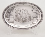 Delicada miniatura de bandeja oval em prata de lei europeia contrastada, cinzelada com cena sacra, representando "Jesus abençoando um casal", med. 10x7 cm, peso aproximado 44 gr, podendo ser usada com porta alianças.