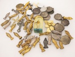 Lote constando de 62 peças antigas, sendo 27 miniaturas de imagens sacras em prata de baixo teor a maioria com banho de ouro, representando 17 imagens de Nossa Senhora de Lourdes med. 2,3x0,8 cm, 8 imagens de Santo Antônio med. 2,3x0,8 cm, 2 imagens do Sagrado Coração de Jesus med. 2,9x0,7 cm, 2 crucifixos, 9 medalhas sacras diversas imagens e tamanhos, 1 imagem de Nossa Senhora de Lourdes dentro de um bloco de acrílico med. 4,5x2 cm, 11 imagens em metal banhado representando 1 Nossa Senhora de Aparecida, 1 Nossa Senhora de Lourdes, 9 imagens diversas de Nossa Senhora, 10 medalhas em metal com a inscrição "30 de Outubro de 1930", med. 2,3x2,3 cm e 2 pingentes sendo um dourado e um pingente com coração, âncora e cruz.