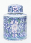 Potiche em porcelana Chinesa vitrificado e policromado decorado com flores e folhagens, marca na base med. 25x11 cm de borda.