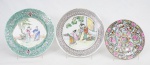 Lote constando de três pratos decorativos em porcelana oriental, sendo um antigo prato em porcelana Chinesa ricamente policromado e esmaltado, fundo decorado com gueixa e figura masculina, borda decorada com flores e folhagens sobre fundo verde, selo vermelho no verso med. 26 cm de diâmetro, um antigo prato em porcelana Chinesa policromado, fundo decorado com gueixas e figuras masculina, borda decorada  com gregas e esferas  entrelaçadas, ass. no verso, med. 26 cm de diâmetro e um prato de sobremesa em porcelana policromado Chinesa com decoração dita "Mandarim", decorado com cenas do cotidiano, borboletas, pássaros, flores e folhagens, com selo da manufatura no verso med. 20 cm de diâmetro.