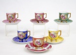 Antigo conjunto de 6 xícaras de café com pires em porcelana Japonesa policromadas, com inscrição no verso "Windsor" decoradas com camafeus na parte central representando cenas galantes com alças, frisos e pés com pátina à folha de ouro, xícaras em cores diversas apoiadas sobre três pés (uma xícara na cor rosa com bicado na borda e o pires adaptado).