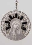 Belíssima medalha sacra art. noveau cerca de 1920 em platina cravejada com pequenos diamantes decorada com esmalte azul representando "Nossa Senhora" med. 3,2x3x2 cm, peso aproximado 8.7 gr. - ESTE LOTE SOMENTE PODERÁ SER RETIRADO COM AGENDAMENTO PRÉVIO DE 48H DE ANTECEDÊNCIA, MEDIANTE CONFIRMAÇÃO DO PAGAMENTO, POIS NÃO ENCONTRAM-SE NO LOCAL DE REALIZAÇÃO DO LEILÃO