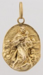 Antiga medalha sacra em ouro 18k/720 cinzelada representando "Nossa Senhora da Conceição", med. 2,4x1,7 cm, peso aproximado 2.5 gr (com pequenos amassados no verso).