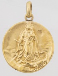 Antiga medalha sacra em ouro 18k cinzelada representando "Nossa Senhora da Penha" med. 2x1,8 cm, peso aproximado 2.3 gr.