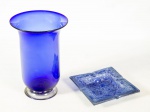 Lote constando de duas peças decorativas sendo um vaso em vidro artístico no tom azul cobalto - med. 30x20 cm de diâmetro na borda e um cinzeiro estilo contemporâneo em vidro artístico no tom azul degrade decorado com bolhas em relevo - med. 3x20x20 cm