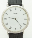 Piaget Classic - com caixa em ouro branco 750 ml, mostrador branco com algarismos romanos com cristal de Sapphire - movimento mecânico - nº de referencia 902 - 125031 - med. 3,2x3 cm - relógio funcionando no momento mas sem garantia futura, pulseira em couro preto com fivela original em ouro 750 ml contrastada (pulseira com desgastes no couro) - relógio em bom estado de conservação - ESTE LOTE SOMENTE PODERÁ SER RETIRADO COM AGENDAMENTO PRÉVIO DE 48H DE ANTECEDÊNCIA, MEDIANTE CONFIRMAÇÃO DO PAGAMENTO, POIS NÃO ENCONTRAM-SE NO LOCAL DE REALIZAÇÃO DO LEILÃO