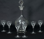 Fratelli Vita - Baia - Conjunto da década de 60 de licoreira e nove cálices em demi cristal lavrados decorados com guirlanda de flores e folhagens, licoreira com tampa facetada e borda ondulada - med. 33 cm (parte inferior da tampa com trincados) e nove cálices - med. 11x5 cm de diâmetro (um cálice com pequeno bicado na borda) - Total de 10 peças