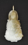 Antigo pingente oriental esculpido em jade com argola em ouro 18 K representando " Buda sentado sobre flor de lótus " - med. 4x2 cm - ESTE LOTE SOMENTE PODERÁ SER RETIRADO COM AGENDAMENTO PRÉVIO DE 48H DE ANTECEDÊNCIA, MEDIANTE CONFIRMAÇÃO DO PAGAMENTO, POIS NÃO ENCONTRAM-SE NO LOCAL DE REALIZAÇÃO DO LEILÃO