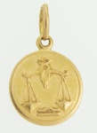 Antiga e delicada medalha em ouro 18 K contrastada representando o signo de " Libra " - med. 1x1 cm - peso aproximado - 0,6 gr - ESTE LOTE SOMENTE PODERÁ SER RETIRADO COM AGENDAMENTO PRÉVIO DE 48H DE ANTECEDÊNCIA, MEDIANTE CONFIRMAÇÃO DO PAGAMENTO, POIS NÃO ENCONTRAM-SE NO LOCAL DE REALIZAÇÃO DO LEILÃO