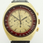 Ômega - Speedmaster - Professional Mark II - Swiss - super raro - relógio de pulso masculino da década de 70 com caixa banhada a ouro, vidro Mineral (original de fábrica), mostrador dourado com índices em ônix pontilhado - movimento de corda manual - coroa genuína - assinada - tendo no verso o logotipo de cavalo - marinho - Em 1969 a Ômega apresentou o renovado Speedmaster Mark II, um relógio com a caixa otimizada. A Ômega teve o orgulho de apresentar este cronógrafo clássico com um design atualizado - caixa - med. 4,5x4,3 cm - relógio funcionando no momento mas sem garantia futura - relógio usado com pequenos desgastes de uso na caixa - pulseira em couro preto, não é original - ESTE LOTE SOMENTE PODERÁ SER RETIRADO COM AGENDAMENTO PRÉVIO DE 48H DE ANTECEDÊNCIA, MEDIANTE CONFIRMAÇÃO DO PAGAMENTO, POIS NÃO ENCONTRAM-SE NO LOCAL DE REALIZAÇÃO DO LEILÃO