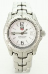 Tag Heuer - profissional 200 m - Swiss - relógio de pulso feminino com caixa e pulseira em aço - caixa med. 3x2,7 cm, cristal de Sapphire, mostrador branco com algarismos arábicos e pontilhados - Whit Date WT1414 - movimento a quartz (máquina sem garantia de funcionamento e pequena mancha no mostrador, máquina com defeito precisando de trocar circuito) - relógio usado