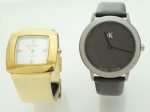 Lote constando de dois relógios de pulso femininos sendo um Calvin Klein - Swiss com caixa em aço, mostrador cinza grafite com números em algarismos arábicos - movimento quartz - pulseira original em couro preto - caixa - med. 4x4 cm - relógio usado (pulseira com pequenos desgastes de uso e máquina sem garantia de funcionamento) e outro da marca Skagen - Denmark - Titaniun, caixa em aço dourado, mostrador em madrepérola pontilhado com cristais - movimento Quartz - pulseira original em couro bege - caixa - med. 3x3 cm - relógio usado em bom estado de conservação (pulseira com pequenos desgastes de uso e máquina sem garantia de funcionamento)