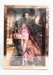 Colecionismo - brinquedo - Barbie - Mattel - Kimora Lee Simmons 2008 - Kimora Lee Simmons define o verdadeiro espírito do sonho Americano a aclamada designer de moda personalidade da televisão, ícone da beleza, autora e empresária. Conhecida pelo seu estilo glamoroso, a ex modelo de passarela construiu um vasto Império - Gold Label - Barbie Collector, acondicionada em caixa original, lacrada em bom estado de Conservação